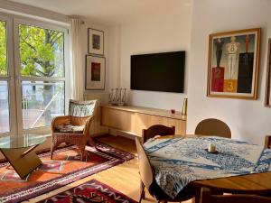 a living room with a table and a flat screen tv at Bella Boltenhagen in Boltenhagen