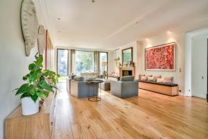 a living room with a couch and a table at KDL - grande maison proche de Paris in Boulogne-Billancourt