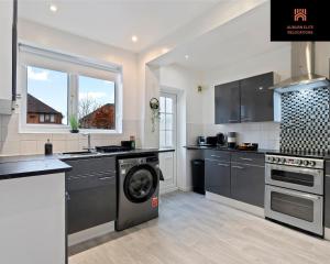 Køkken eller tekøkken på Modern 3 Bedroom Contractor Stay House in Birmingham B23 near M6 with Free Parking and WiFi