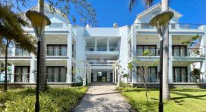 O grădină în afara Carmelina Beach Resort Ho Tram