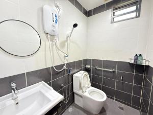 Ένα μπάνιο στο YOLO5 3BR 12PAX CentralTown Netflix