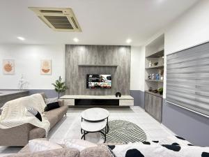 Η κουζίνα ή μικρή κουζίνα στο YOLO5 3BR 12PAX CentralTown Netflix
