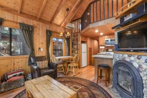 Η κουζίνα ή μικρή κουζίνα στο The Cozy Cub Cabin 7 Min to Lake