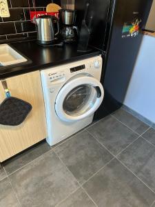 a washing machine in a kitchen next to a counter at Il Ducale a Playa del Inglés in Playa del Ingles