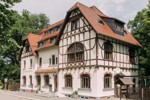 an old building with a red roof at Parkschlösschen Lichtenstein Sachsen in Lichtenstein