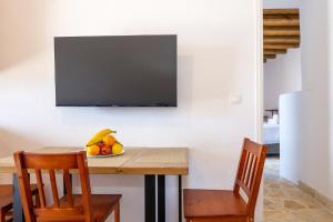 TV a/nebo společenská místnost v ubytování Epavlis Petrou Siwtou