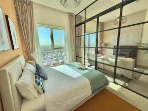 Postel nebo postele na pokoji v ubytování Modern flat in Dubai Hills + 24 fotografií