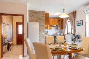 Η κουζίνα ή μικρή κουζίνα στο Villa Mirela, a romantic and charming pool villa