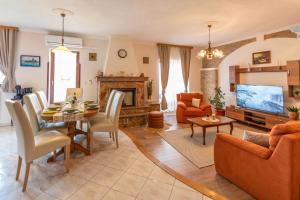Μια τηλεόραση ή/και κέντρο ψυχαγωγίας στο Villa Mirela, a romantic and charming pool villa