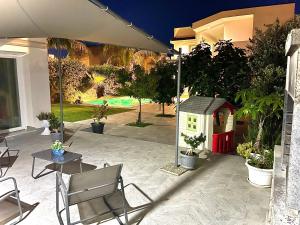 patio ze stołem i krzesłami oraz domek dla psów w obiekcie Angolo paradiso w mieście Castelvetrano Selinunte