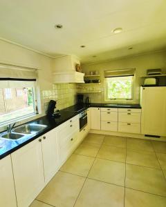 德科赫De Witte Schelp的带白色橱柜和水槽的厨房 更多1张照片