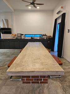 Ảnh trong thư viện ảnh của Designer house with cabin rooms ở Gelang Patah