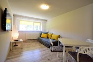 Televízia a/alebo spoločenská miestnosť v ubytovaní Apartament Na Górskiej