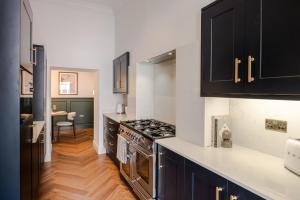 Η κουζίνα ή μικρή κουζίνα στο The Clifton Residence I 5 Bed House +34 φωτογραφίες