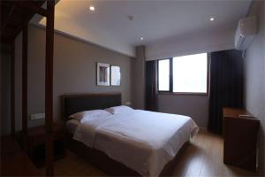 Rúm í herbergi á Chongqing Xiaoshe Yuanmu River View Guesthouse Jiefangbei Hongyadong Branch