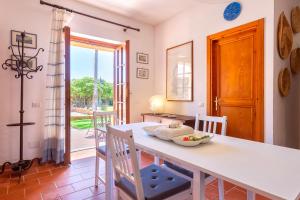 a kitchen and dining room with a table and chairs at Casa Claudia Le Tonnare Stintino in Stintino
