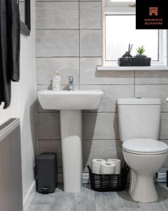 Et badeværelse på Modern 3 Bedroom Contractor Stay House in Birmingham B23 near M6 with Free Parking and WiFi