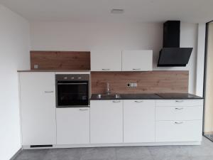 Dapur atau dapur kecil di MESNERHOF CHALET mit Dolomitenblick und kostenlosem Parken in der Tiefgarage