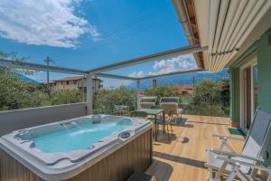 Nespecifikovaný výhled na hory nebo výhled na hory při pohledu z vily