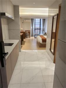 Eldhús eða eldhúskrókur á Chongqing Xiaoshe Yuanmu River View Guesthouse Jiefangbei Hongyadong Branch