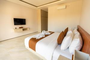 克罗柏坎NEW! 3BR HnRR Villa Near Seminyak的酒店房间里有一张带枕头的白色大床