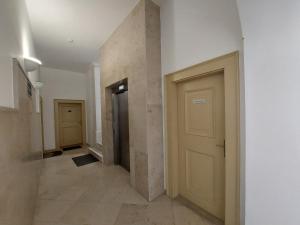 ein leerer Flur mit Tür in einem Gebäude in der Unterkunft Lakeside Heritage Apartment in Balatonfüred + 12 Fotos