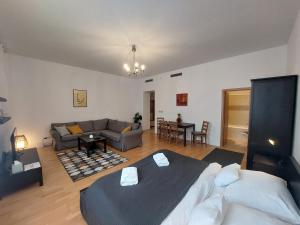 ein Wohnzimmer mit einem Bett und einer Couch in der Unterkunft Lakeside Heritage Apartment in Balatonfüred