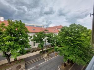 einen Blick über ein Gebäude mit Bäumen vor dem Gebäude in der Unterkunft Lakeside Heritage Apartment in Balatonfüred