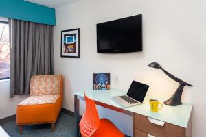 Televízia a/alebo spoločenská miestnosť v ubytovaní Staypineapple, University Inn, University District Seattle