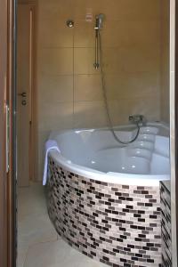 Koupelna v ubytování Rahoni Cronwell Hotel by Diomedes Group + 29 fotografií