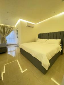 Ein Bett oder Betten in einem Zimmer der Unterkunft Gather 'n' Gab Gateway family apartment