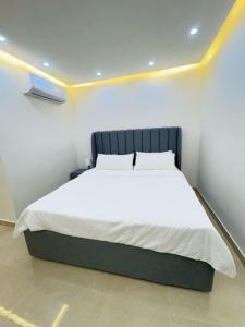 Ein Bett oder Betten in einem Zimmer der Unterkunft Gather 'n' Gab Gateway family apartment