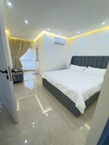 ein Schlafzimmer mit einem großen Bett in einem Zimmer in der Unterkunft Gather 'n' Gab Gateway family apartment in Amman