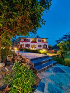 Bazén v ubytování Greenscape Resort Satpura nebo v jeho okolí