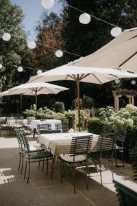 Reštaurácia alebo iné gastronomické zariadenie v ubytovaní Schloss Ernegg