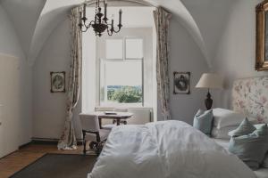 Posteľ alebo postele v izbe v ubytovaní Schloss Ernegg