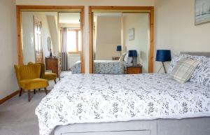 Postel nebo postele na pokoji v ubytování Quiraing Cottage