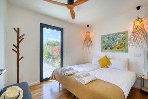 Giường trong phòng chung tại Caju Villas Montargil - Villa Farinha Branca +46 ảnh