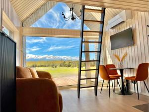 TV a/nebo společenská místnost v ubytování Sadama Willa Petite with private mini SPA