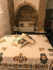 A bed or beds in a room at Le Cinque Pietre