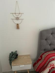 una camera con un letto e un tavolo accanto a un divano di Sora, vintage house a Sora