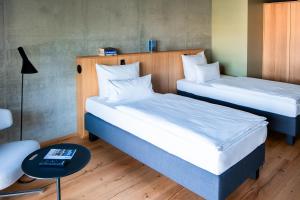 Cama ou camas em um quarto em THE FLAG West M.