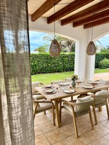 a dining room with a table and chairs at Kasa K - Slowlife in Binibeca in Binibeca