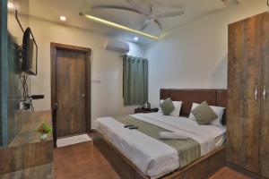 Postel nebo postele na pokoji v ubytování 4Everstay By Janki Inn Most Luxury & Spacious Rooms Best Family Hotel In Varanasi