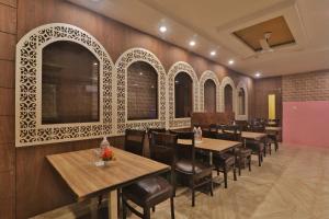 Restaurace v ubytování 4Everstay By Janki Inn Most Luxury & Spacious Rooms Best Family Hotel In Varanasi