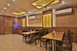 TV a/nebo společenská místnost v ubytování 4Everstay By Janki Inn Most Luxury & Spacious Rooms Best Family Hotel In Varanasi