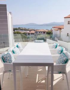 a white table and chairs on a balcony at Resort Le Maree Cannigione in Cannigione