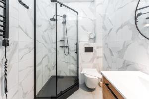 Ένα μπάνιο στο Silver Apartamenty
