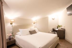 Letto o letti in una camera di Hotel Carlton