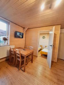 a dining room with a table and a bedroom at Domek Agroturystyka Ładne Pole in Ładne Pole +3 photos
